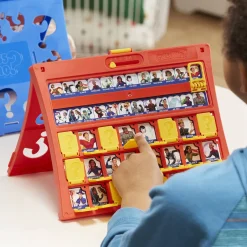 Hasbro Gaming Wie Is Het?^ Houten Speelgoed